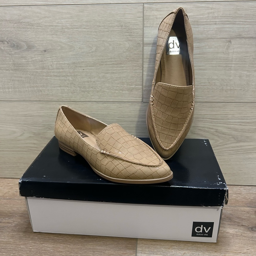 DV By Dolce Vita Womens Island Beige Almond Toe Slip On Loafers Shoes New 5.5